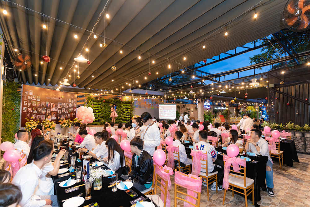 Phục vụ tiệc tại nhà hàng